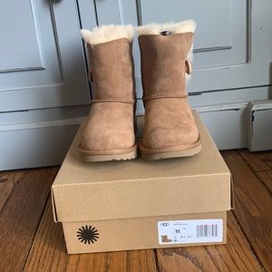 Brand New! Ugg T Bailey button 2